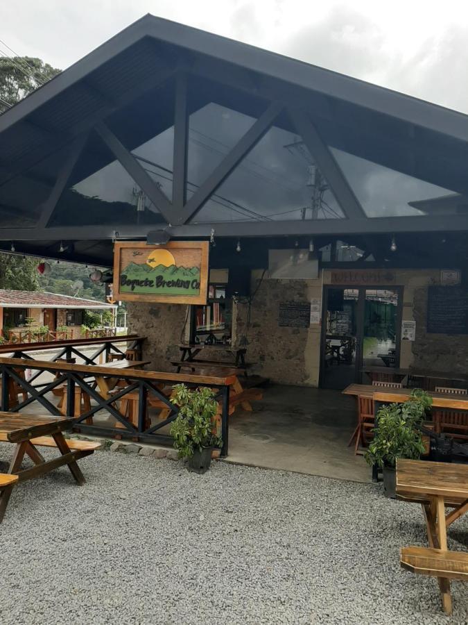 Blasina Beer Hostel ボケテ エクステリア 写真